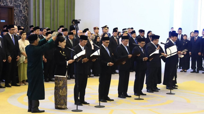 Mahkamah Agung Ambil Sumpah Tujuh Anggota Baru Dewan Komisioner OJK